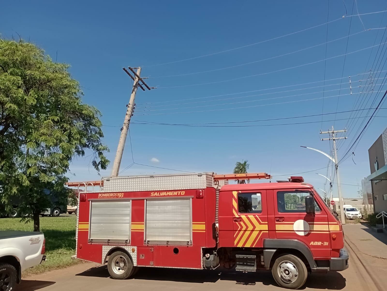 Imagem de compartilhamento para o artigo Manobra de caminhão causa curto-circuito e quase derruba poste na Rua Brasil em Chapadão do Sul da MS Todo dia